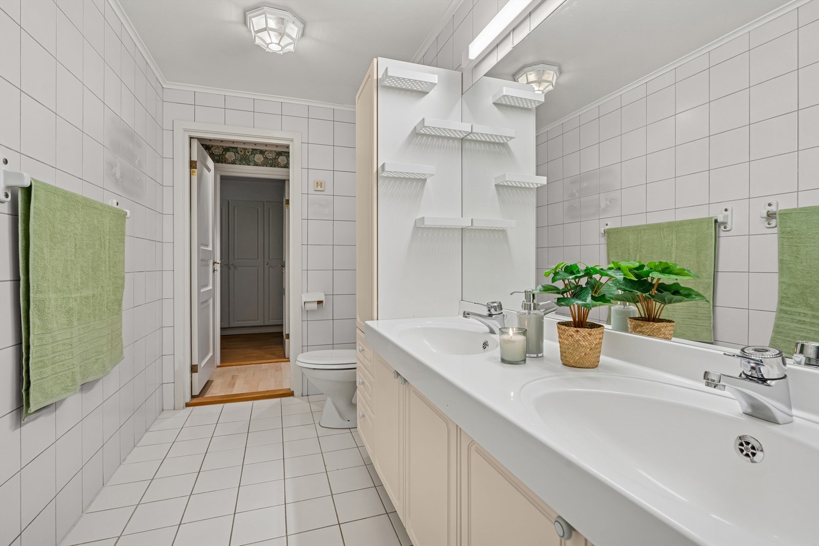 Av våtrom inneholder boligen to bad og ett vaskerom. Galleribilde