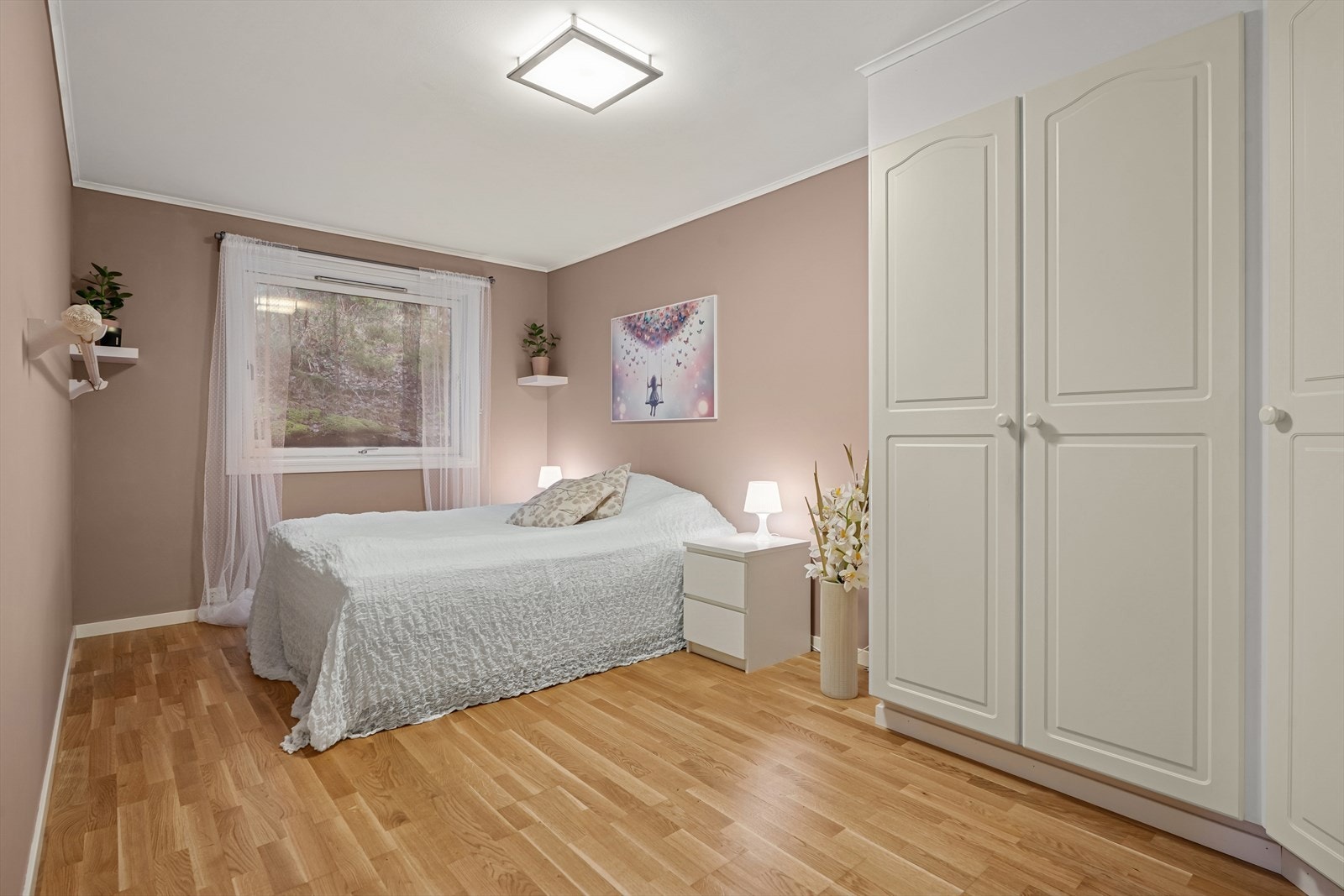 Boligen inneholder til sammen 4 soverom, fordelt på begge plan. Galleribilde