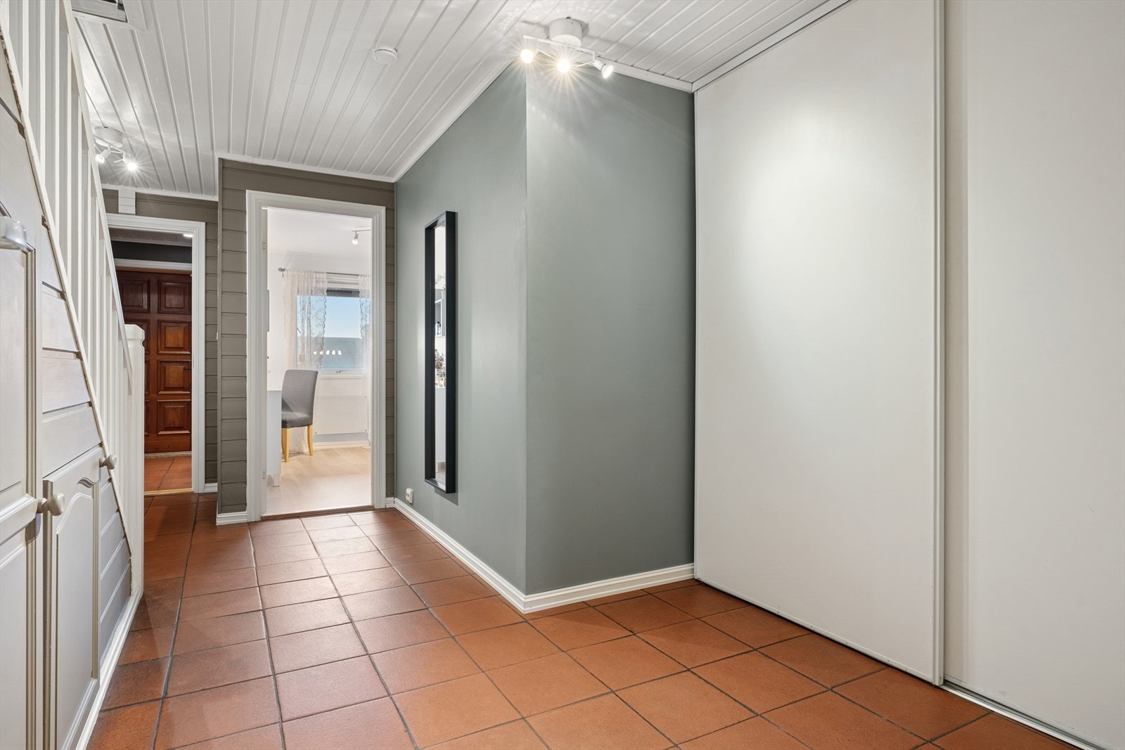 I gangen finnes det plassbesparende skyvedørsgarderobe, i tillegg til oppbevaringsmulighet under boligens innvendige trapp. Galleribilde