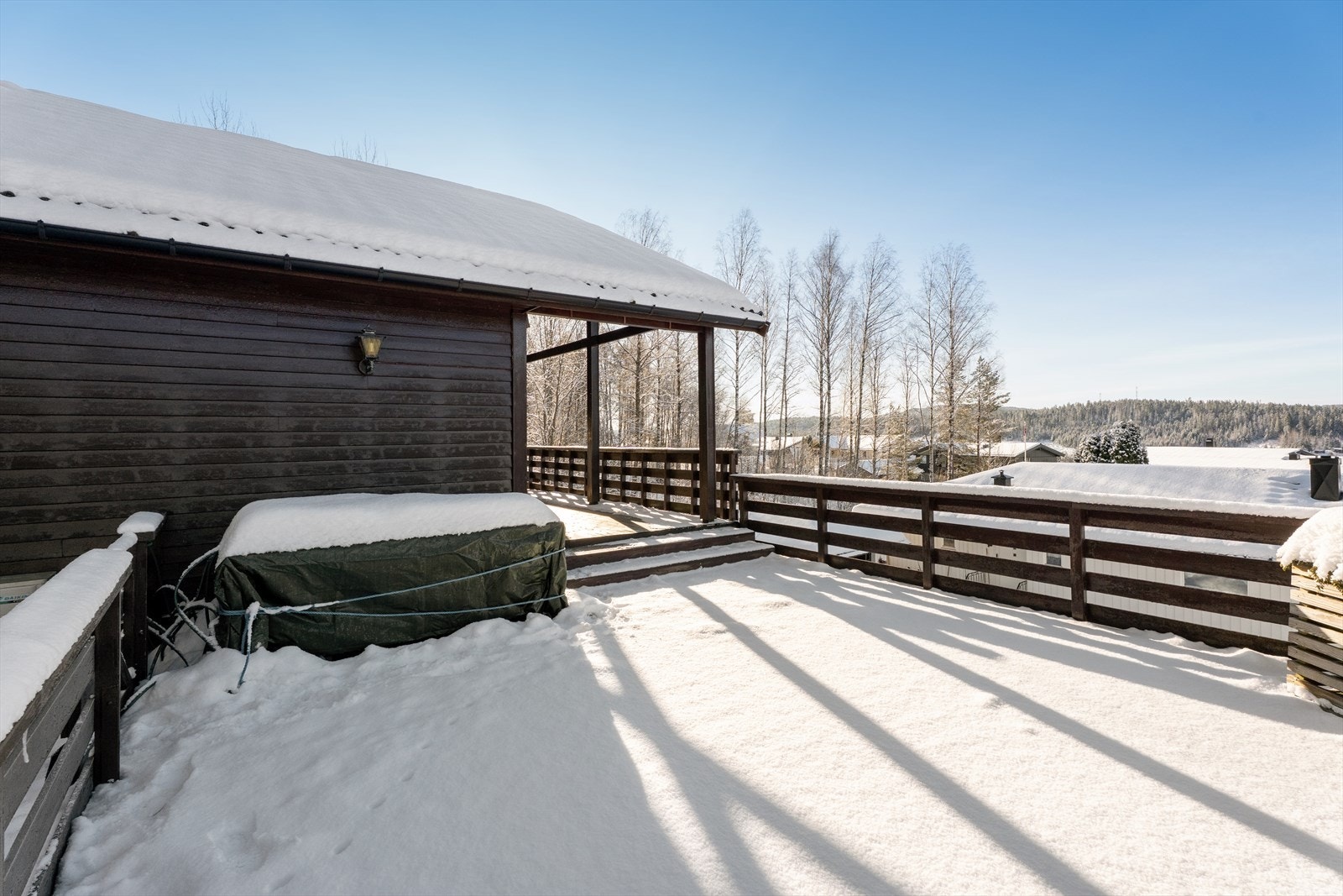 Boligen har et stort verandaområde på hele 73 m². Uteplass over garasjen. Galleribilde