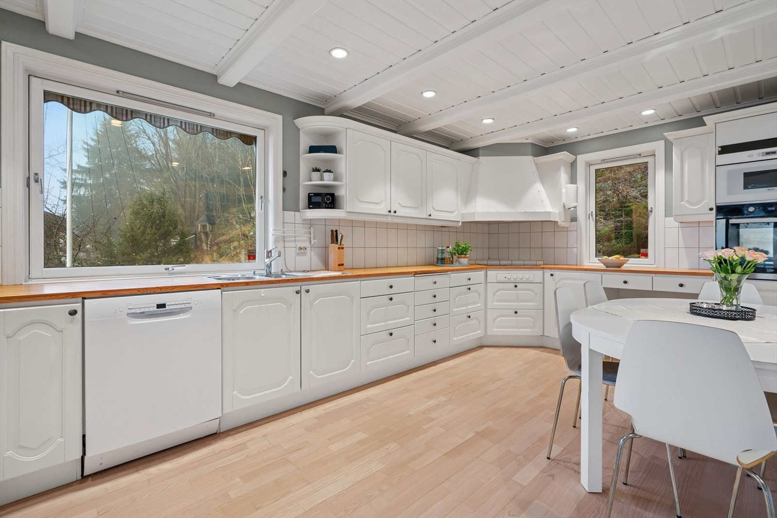 Vinkelformet løsning med gode arbeidsflater for både store og små kokker! Galleribilde