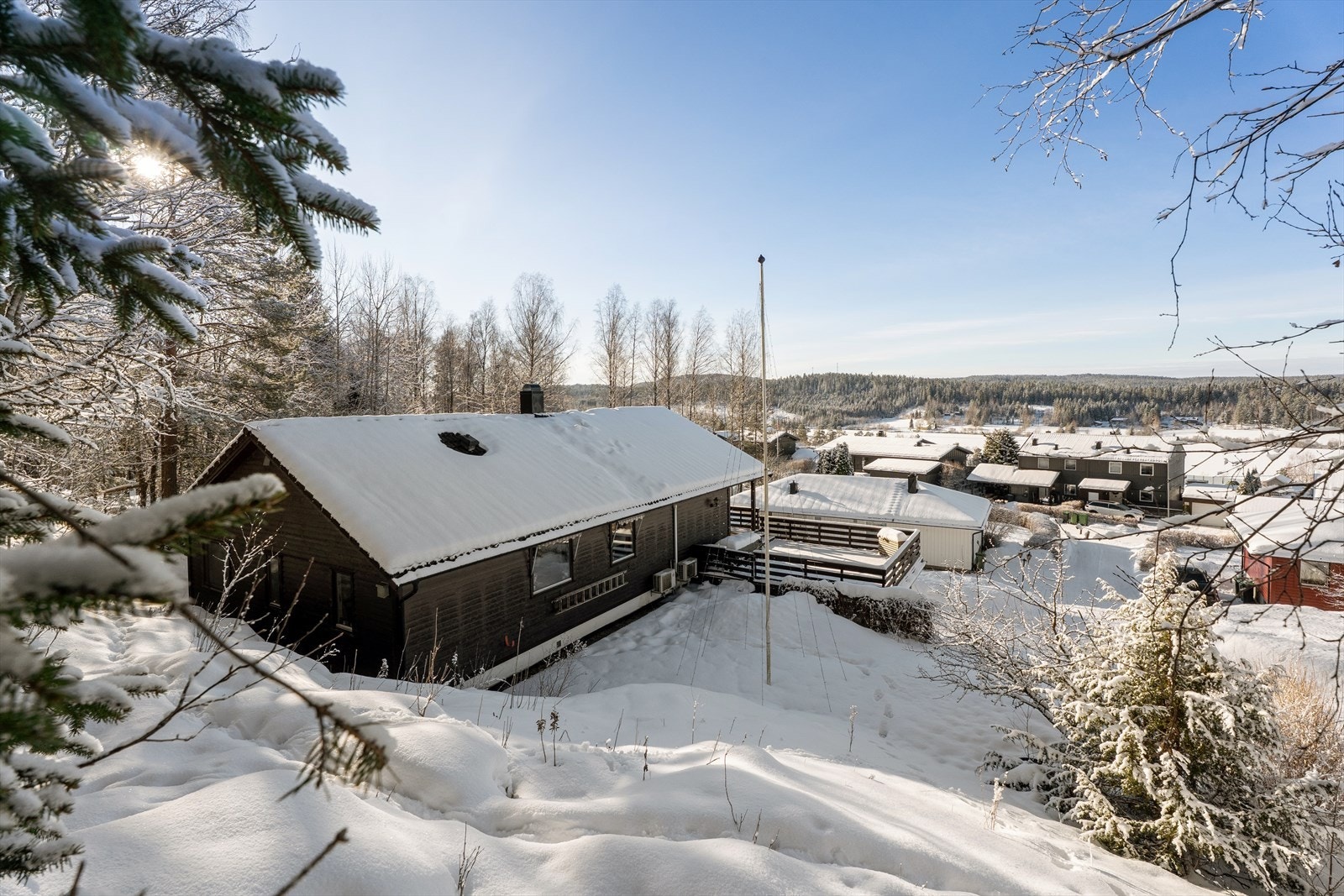 Eiendommen ligger på en ettertraktet utsiktstomt med nydelig utsyn over Våg - en utsikt som kan nytes fra flere av hjemmets uteplasser. Galleribilde