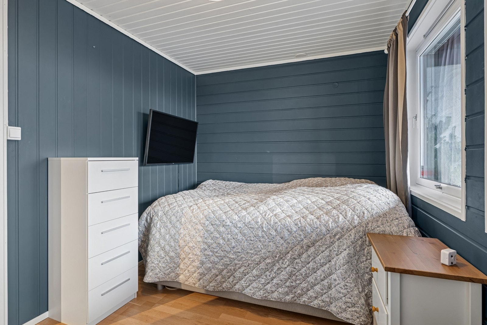 Det er etablert et nytt soverom i enden av kjellerstuen. Galleribilde