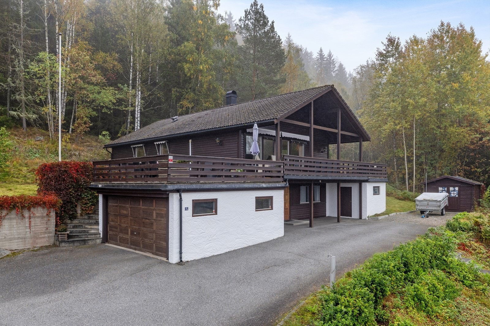 Det er opplyst at det i 2018 er etablert lekter og terrassegulv over garasjens flate tak. Galleribilde