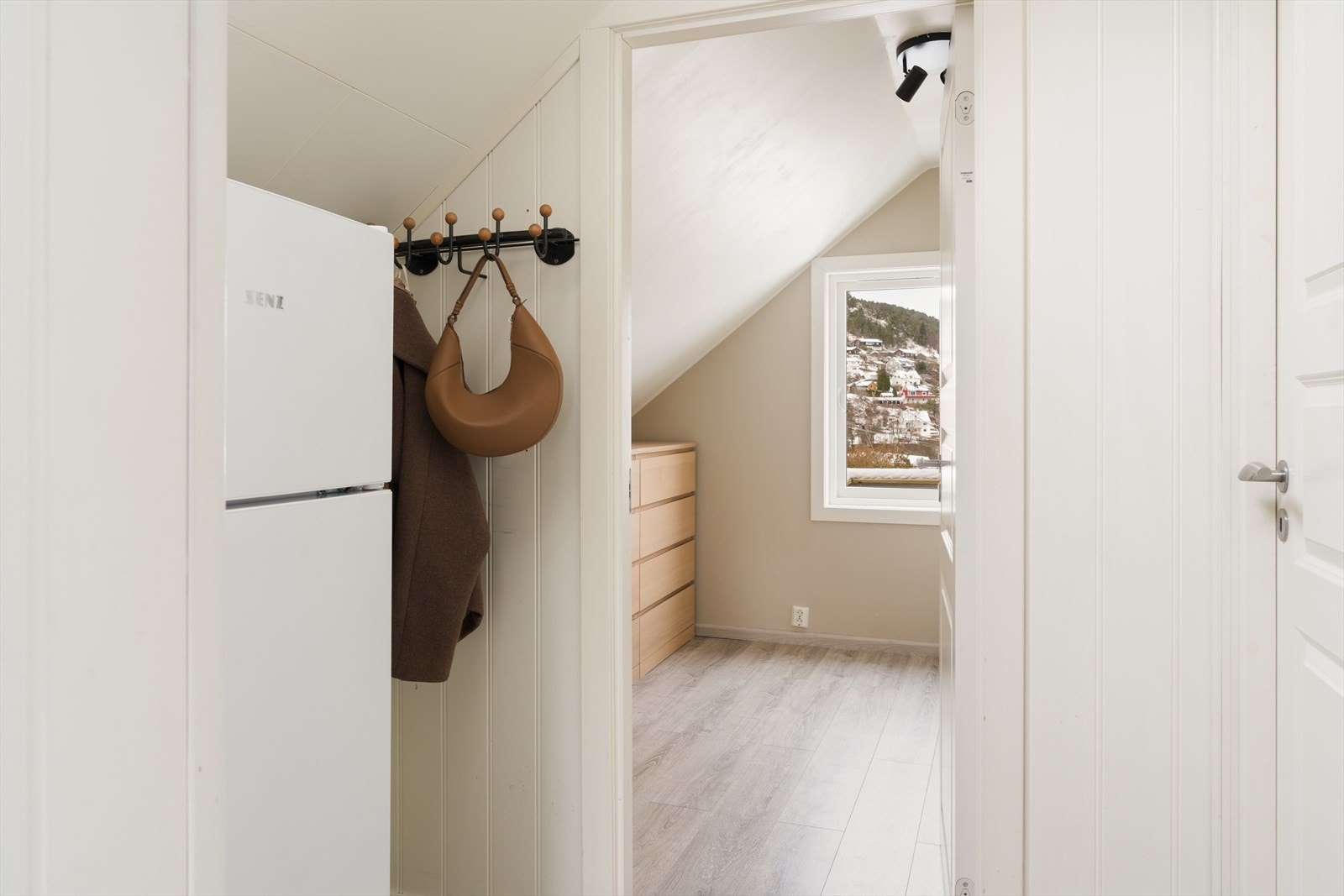 Entréen har et praktisk innhukk hvor du kan henge fra deg det du måtte ønske av yttertøy og sko. Samt plass til kjøleskap. Galleribilde