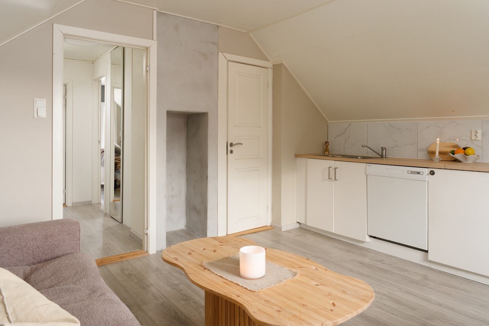 Det er pipe i huset og leiligheter i bygget har peis. Galleribilde