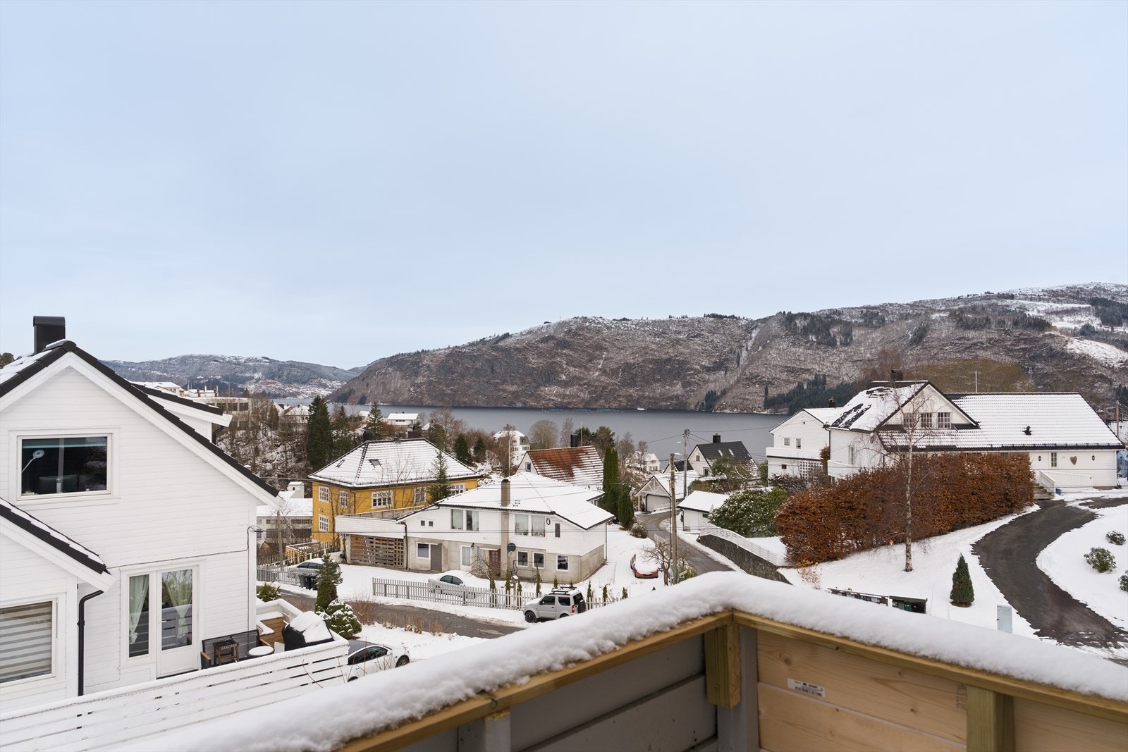 Fra leilighetens balkong har du en nydelig utsikt over Sørfjorden. Galleribilde