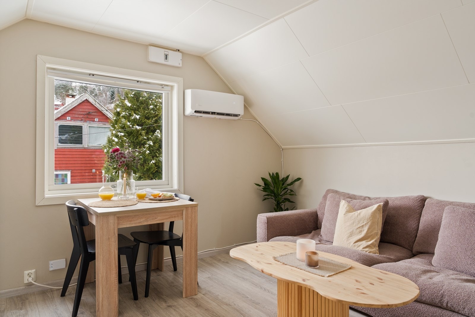 Det ble installert en varmepumpe i stuen i 2023 som sørger for et behagelig inneklima hele året. Galleribilde