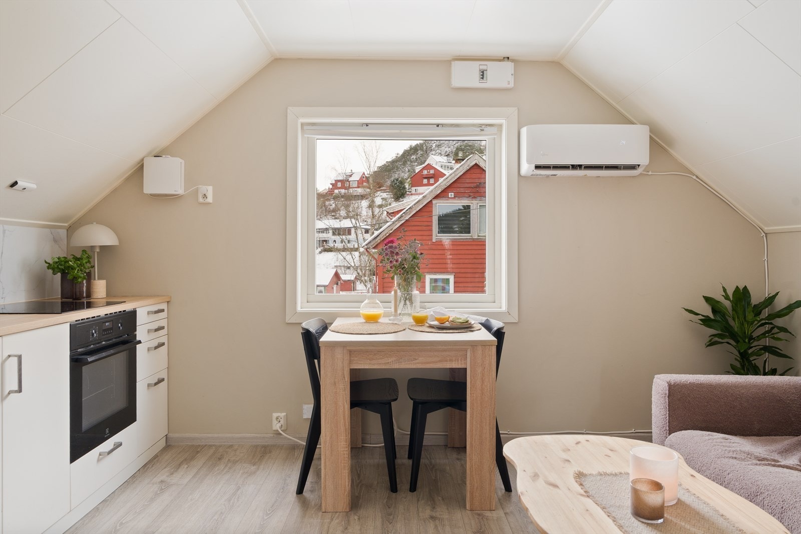 Stue og kjøkken er i åpen løsning som optimaliserer plassen av stuen. Galleribilde