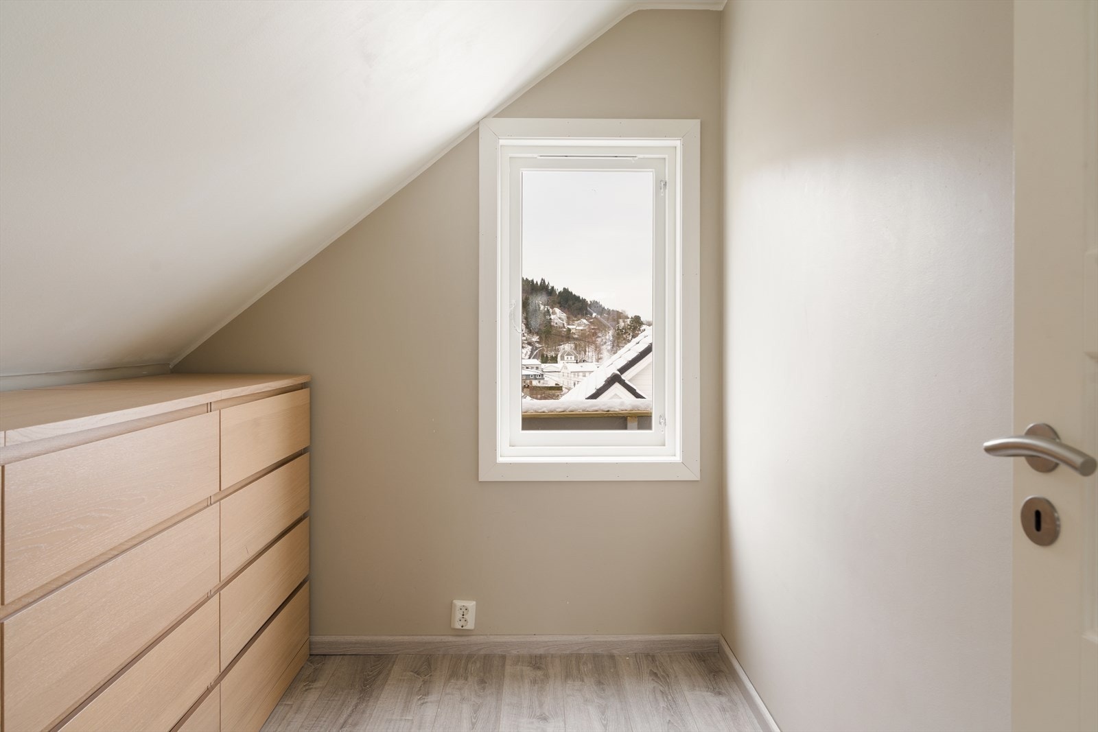 Vegg i vegg med soverommet er et innredet rom som i dag er brukt som garderobe og er på tegningene godkjent som bod. Galleribilde