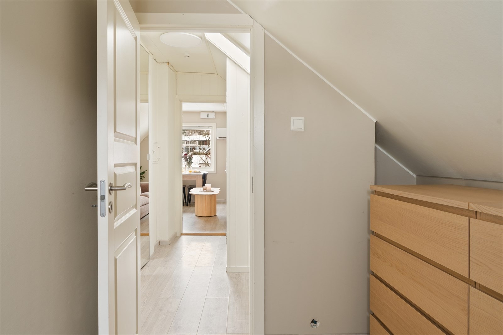 Leiligheten er gjennomgående lys med gode vindusflater i alle rom. Galleribilde