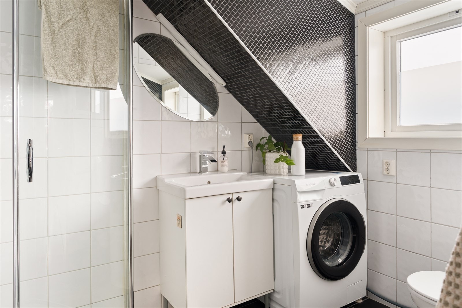 Badet er helfliset og innredet med servant med oppbevaring, dusjnisje og toalett. Opplegg for vaskemaskin. Galleribilde