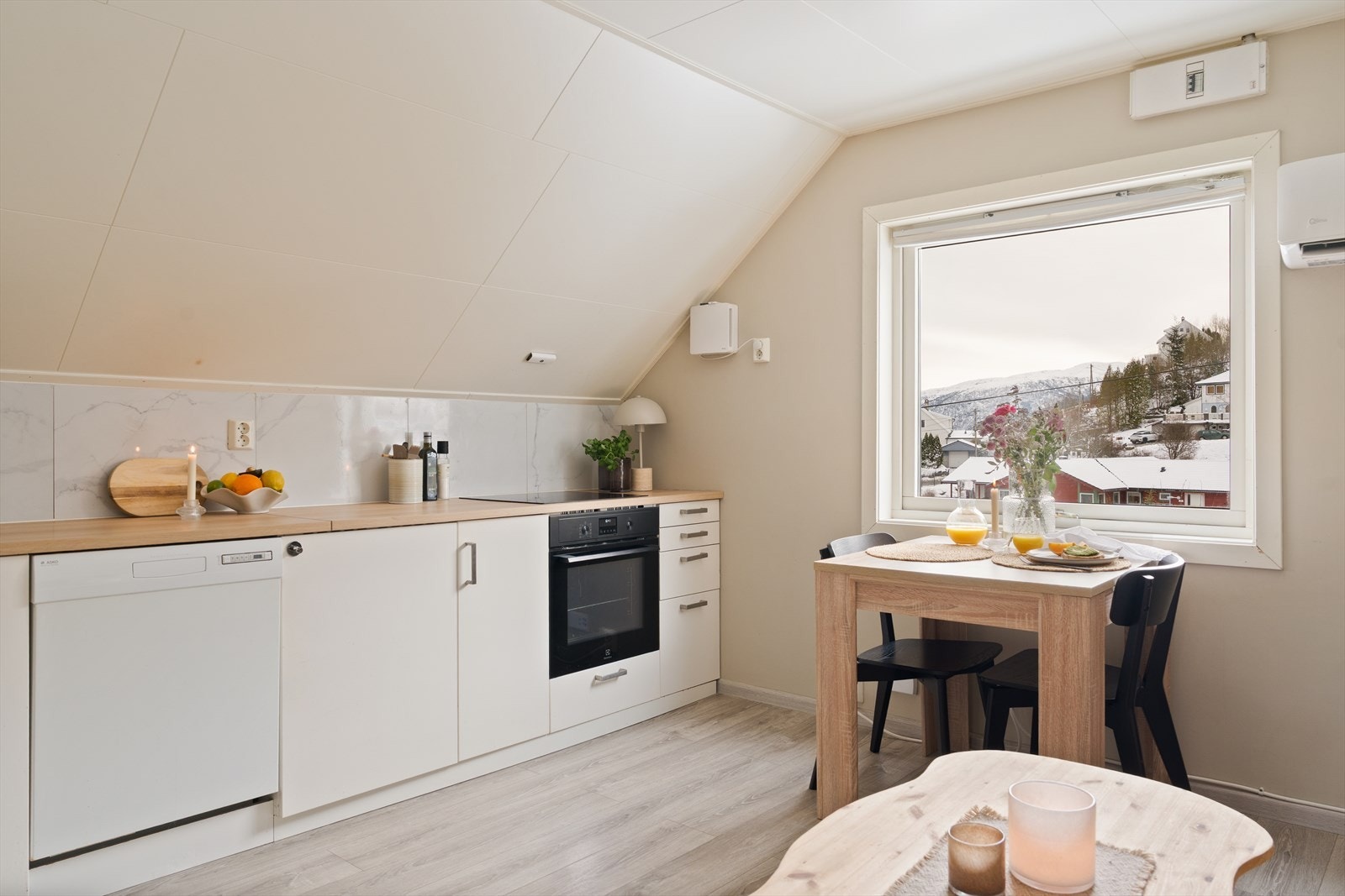 Kjøkkenet fremstår tidløst med slette fronter og god benkeplass. Galleribilde