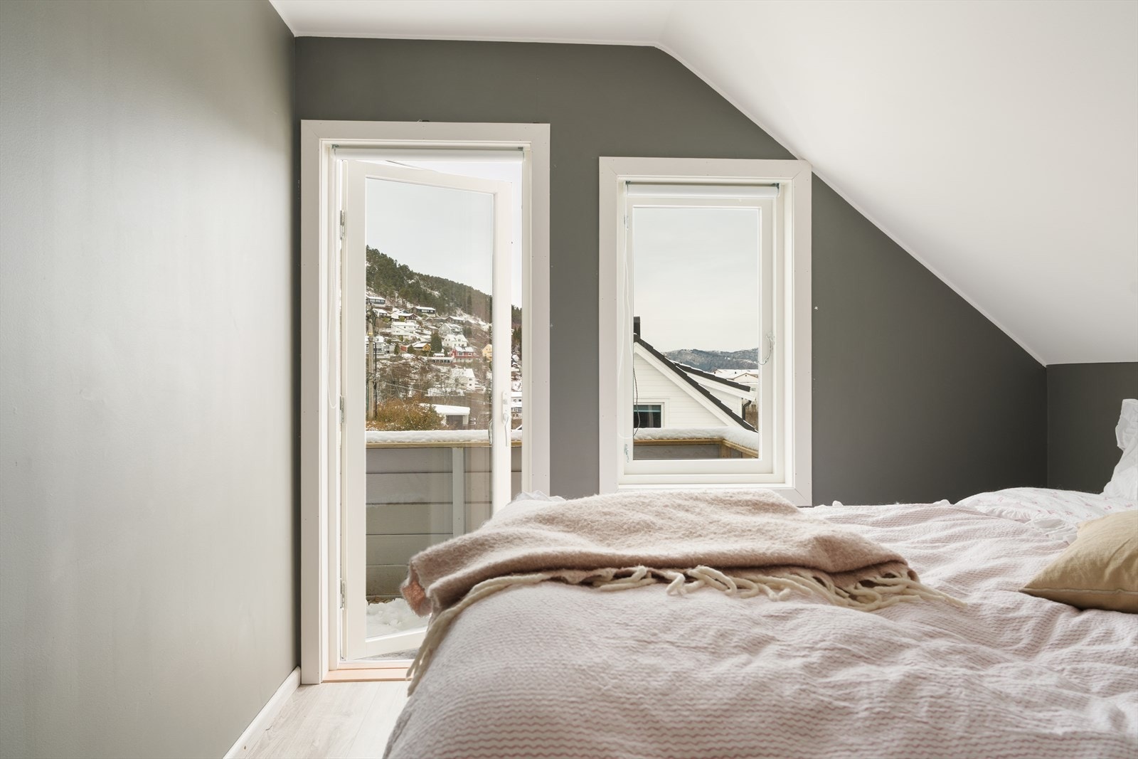 Soverommet er på ca. 9 kvm og har utgang til koselig balkong. Galleribilde