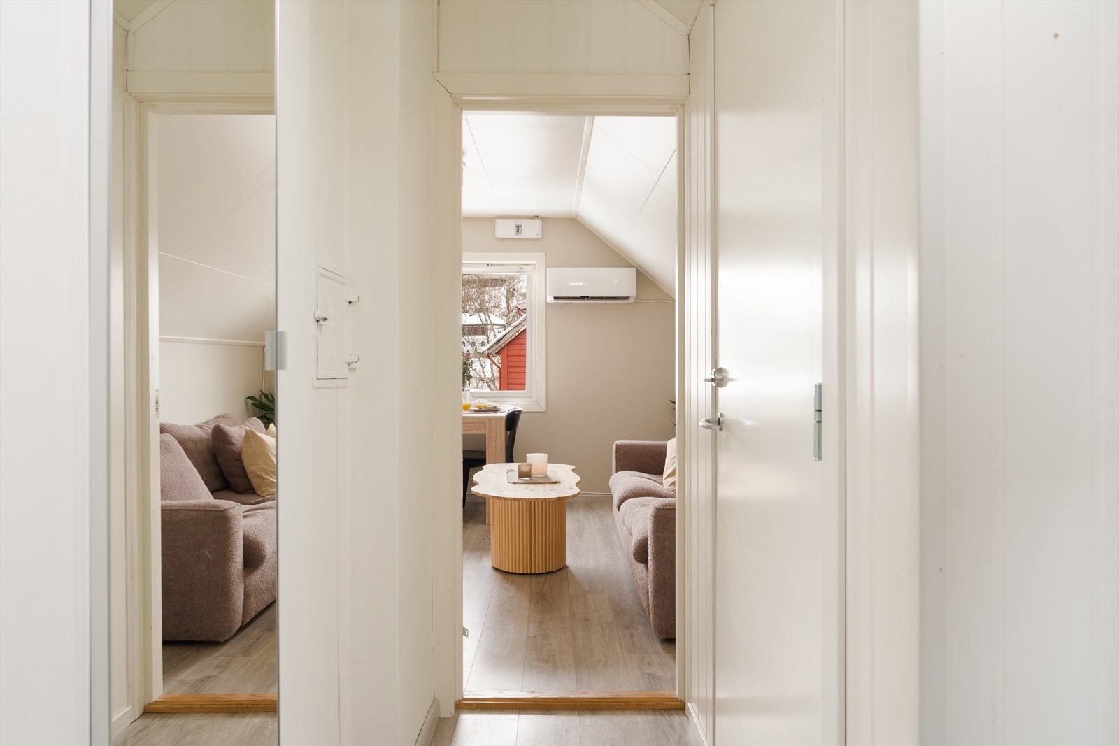 Velkommen inn i en romslig entré! Merk skap med god oppbevaring, samt speilfront. Galleribilde