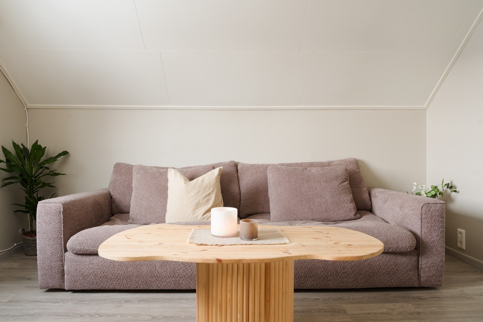 Stuen er på ca. 15 kvm og gir plass til både sofa og spisebord. Galleribilde