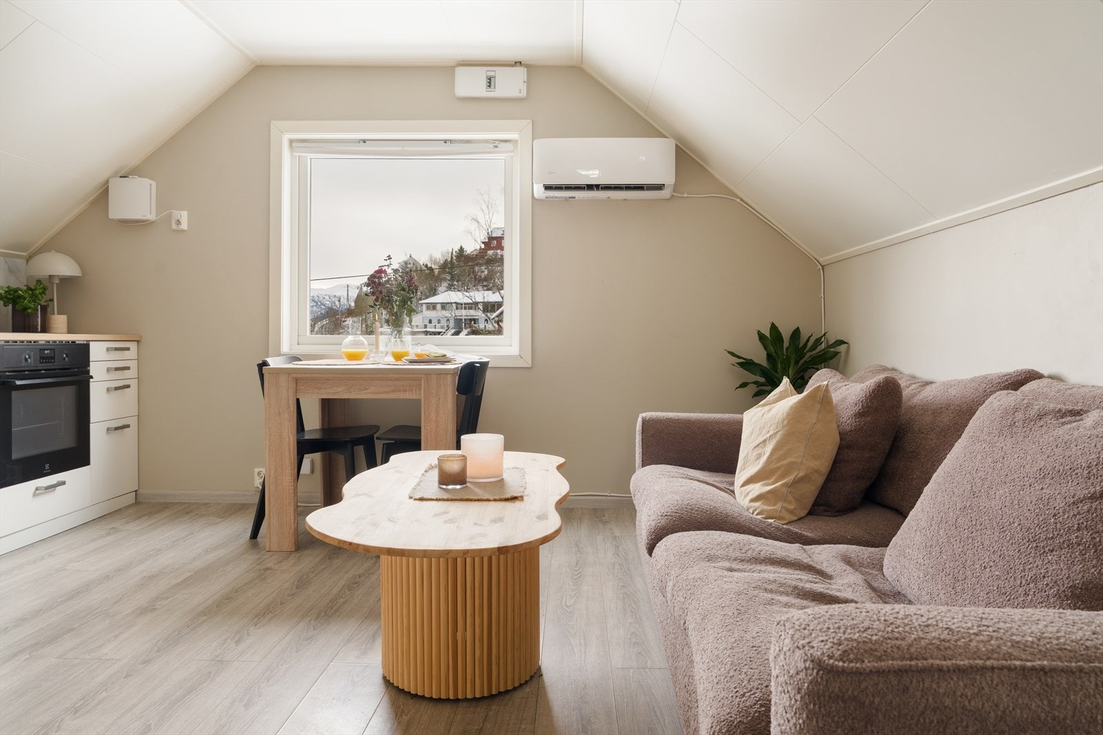 EiendomsMegler 1 v/ Oda Jønsberg har gleden av å presentere Gudrun Kolderups veg 19! Foto: Alex Coppo fotograf v/ Petter Tran. Galleribilde