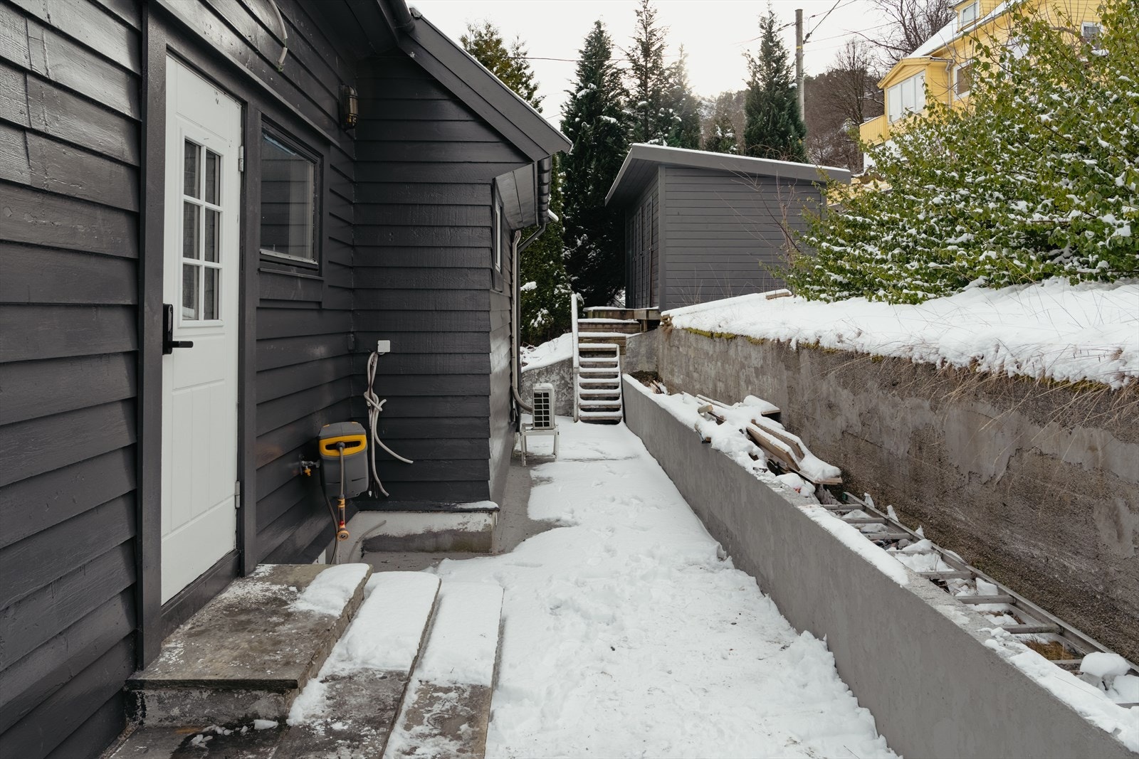 Boligen har et hyggelig inngangsparti og i bakkant kan du se tilhørende bod. Galleribilde