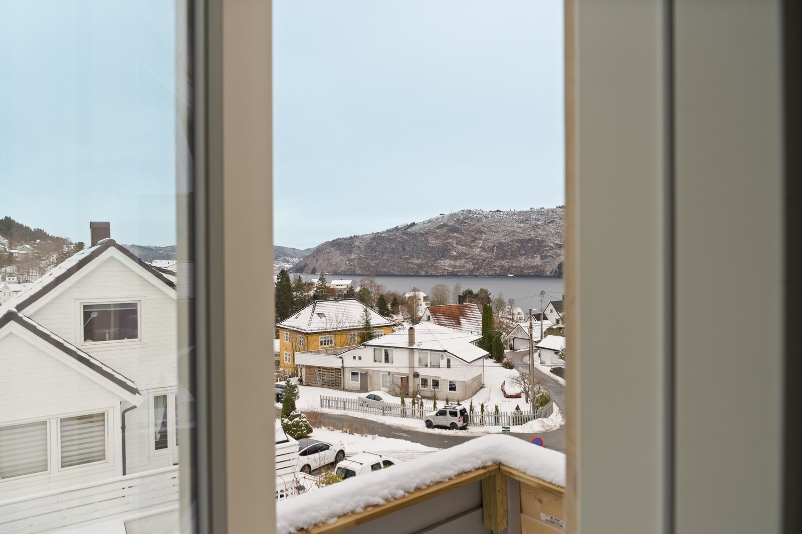 Balkongen er på 3 kvm og har en nydelig sjøutsikt og sol fra ca. 16.00-21.30 midtsommer. Galleribilde