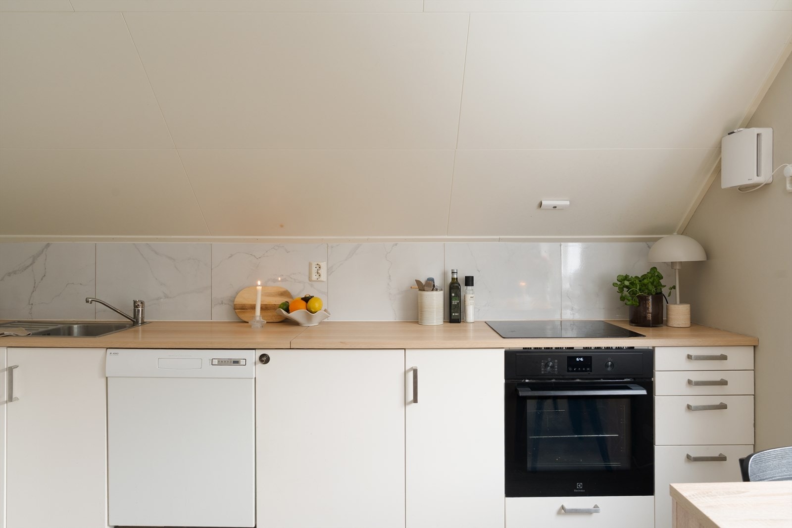 Her finner du alt du trenger av hvitevarer inkludert oppvaskmaskin, stekeovn og platetopp, samt praktiske løsninger som vannstoppsystem og komfyrvakt. Galleribilde