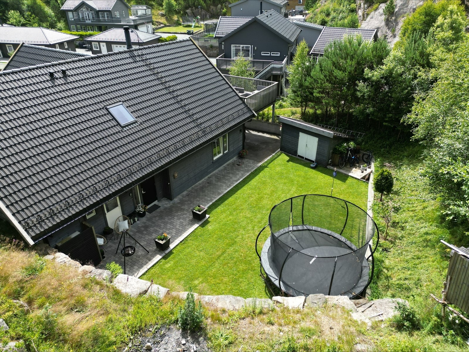 Eiendommen har også en nydelig opparbeidet gressplen Galleribilde