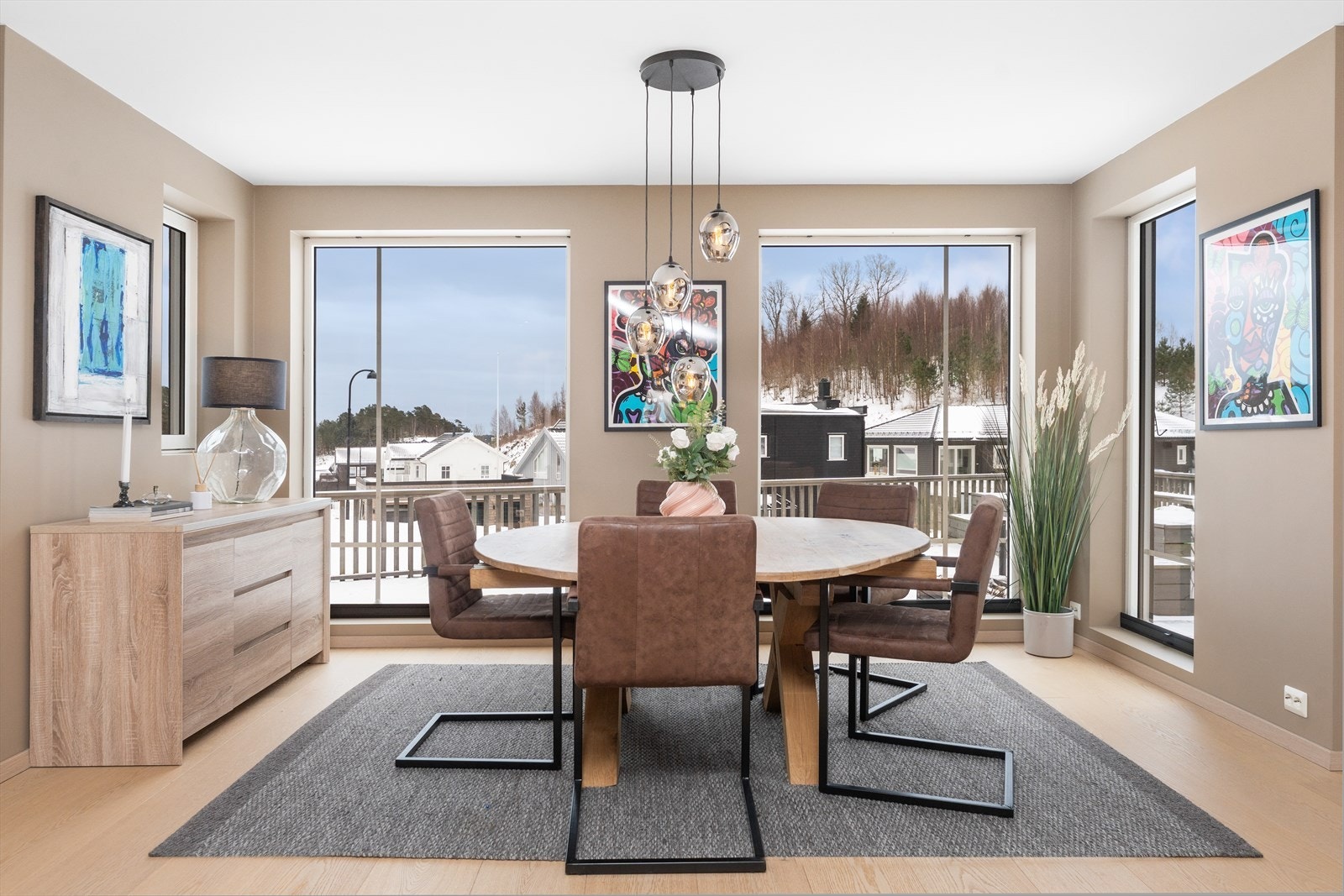 Spisestue med flere store vindusflater som slipper inn godt med naturlig lysinslipp Galleribilde