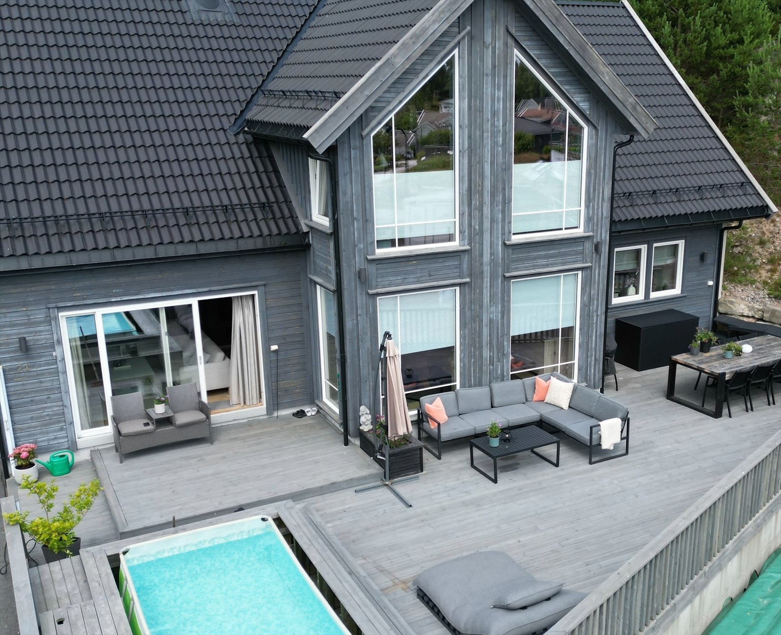 På verandaen er det god plass til flere sittegrupper. Galleribilde