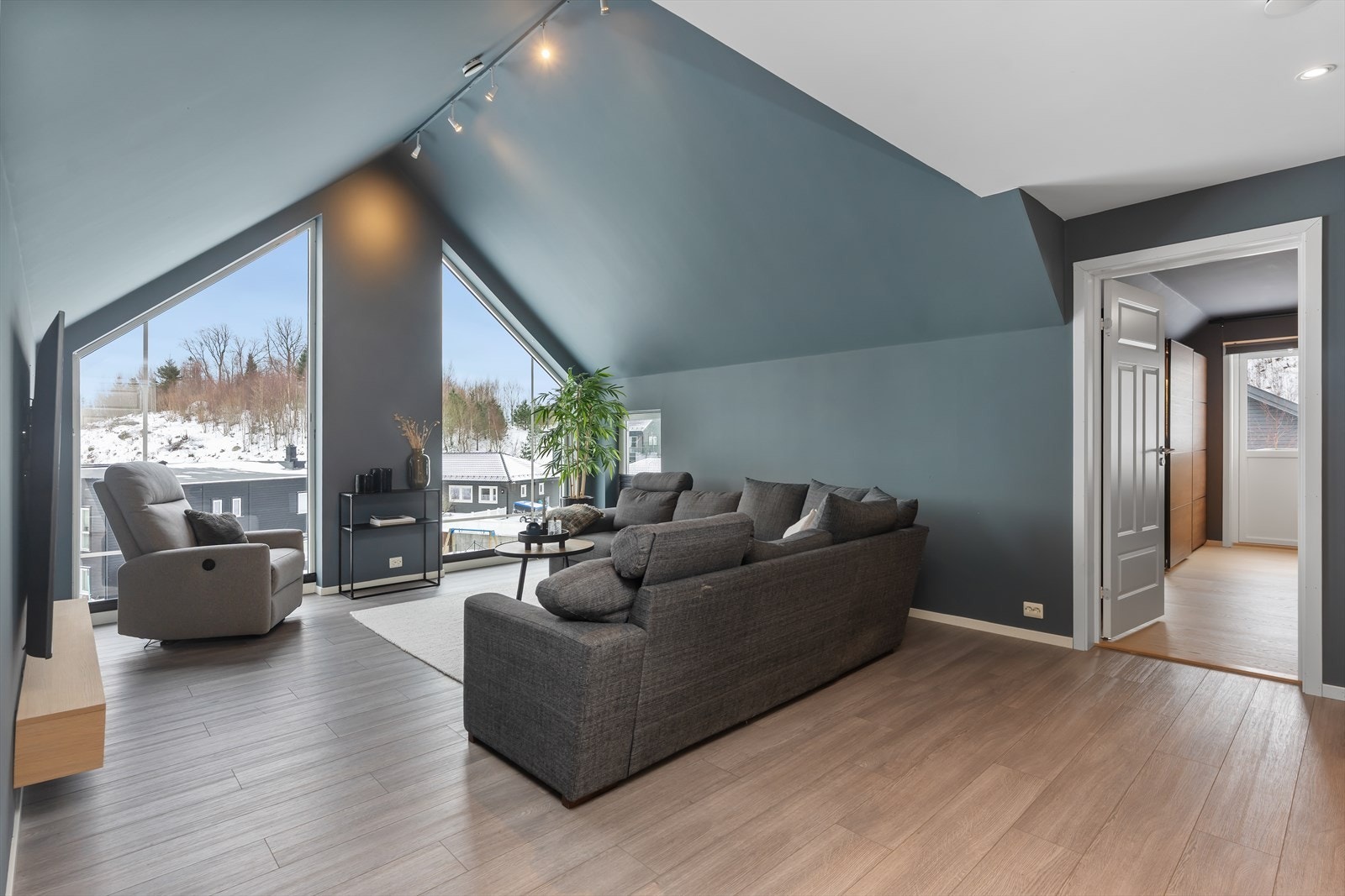 Generøs takhøyde og store vindusflater gir et lyst og åpent utrykk Galleribilde