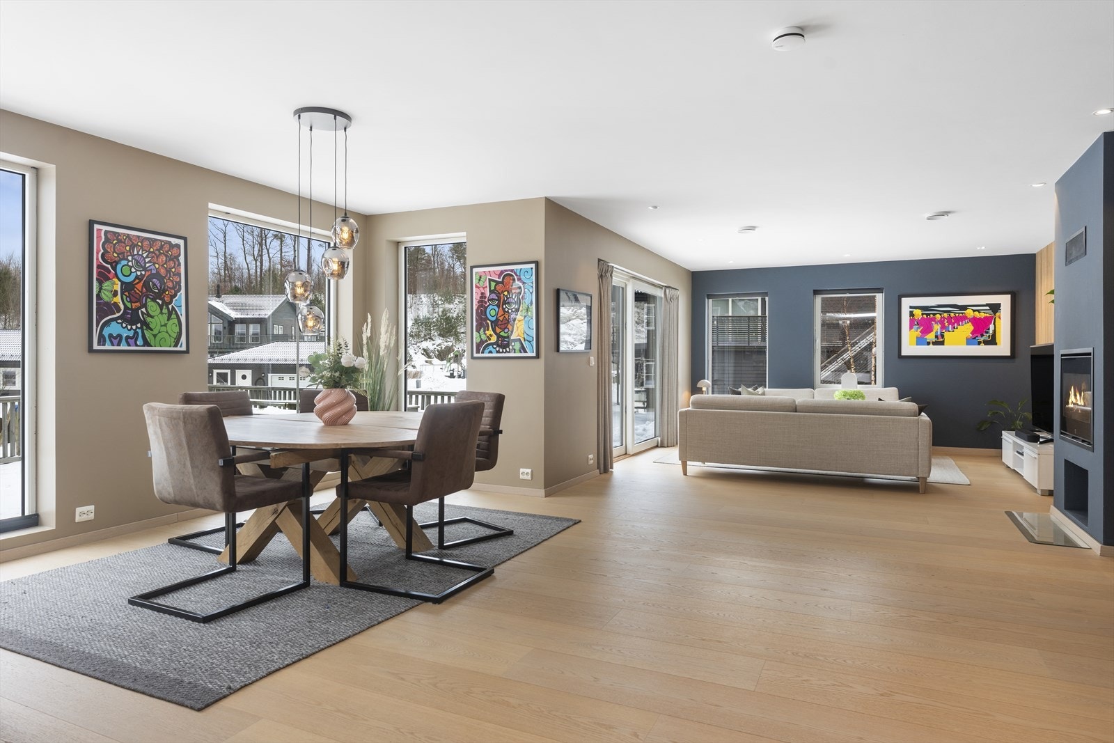 Rommet er delt inn i flere naturlige soner, med stuen plassert i enden av rommet Galleribilde