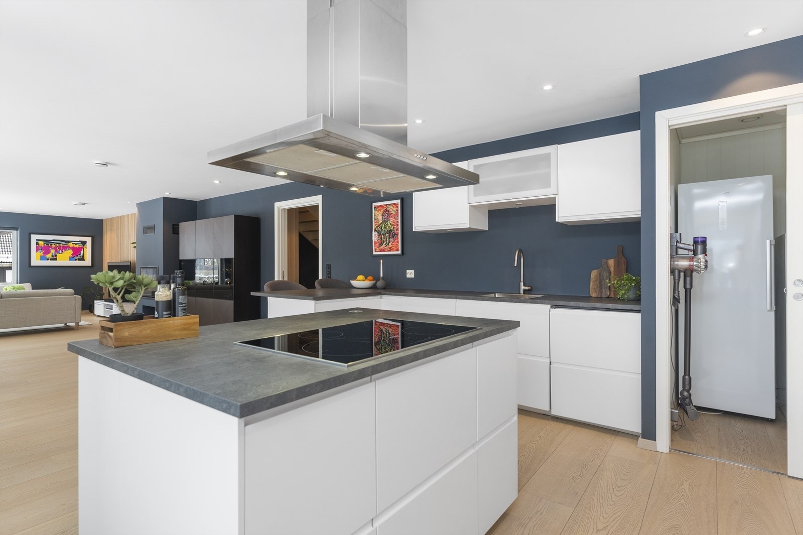 Kjøkkenet har rikelig med skap og benkplass Galleribilde