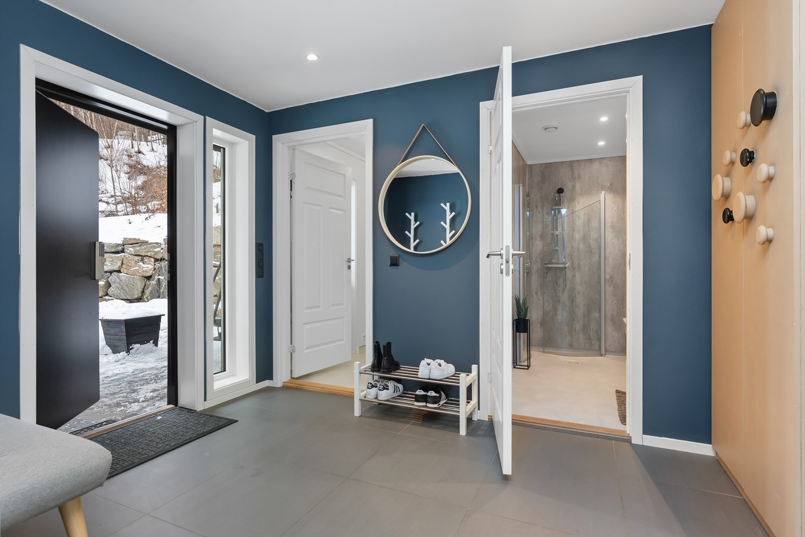 Romslig inngangsparti med god plass til oppbevaring av yttertøy Galleribilde