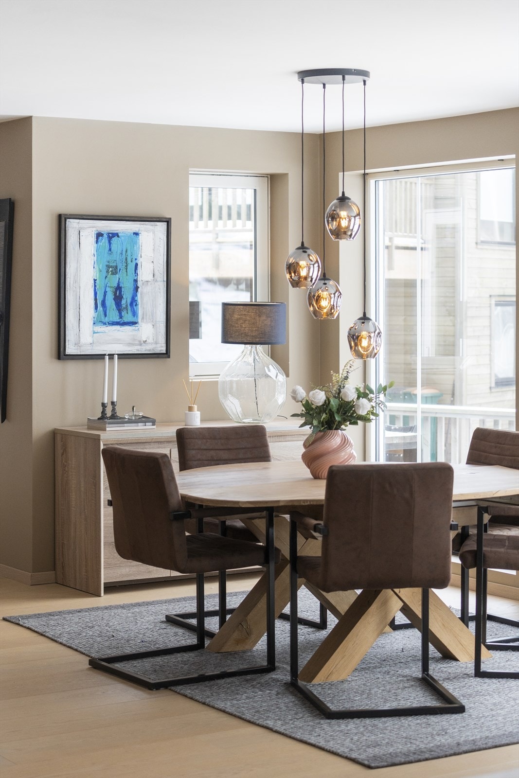 Her er det god plass til spisebord og andre møbler Galleribilde