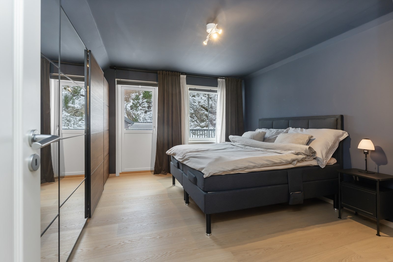 Hovedsoverommet har det direkte utgang til verandaen Galleribilde