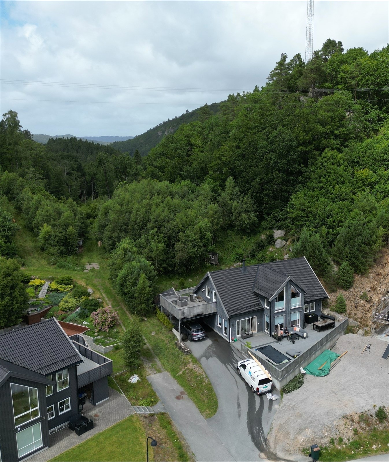 Omgitt av natur og grønt området Galleribilde