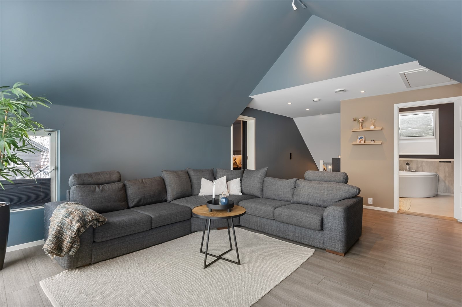 Stuen i andre etasjen har en åpen og luftig atmosfære Galleribilde