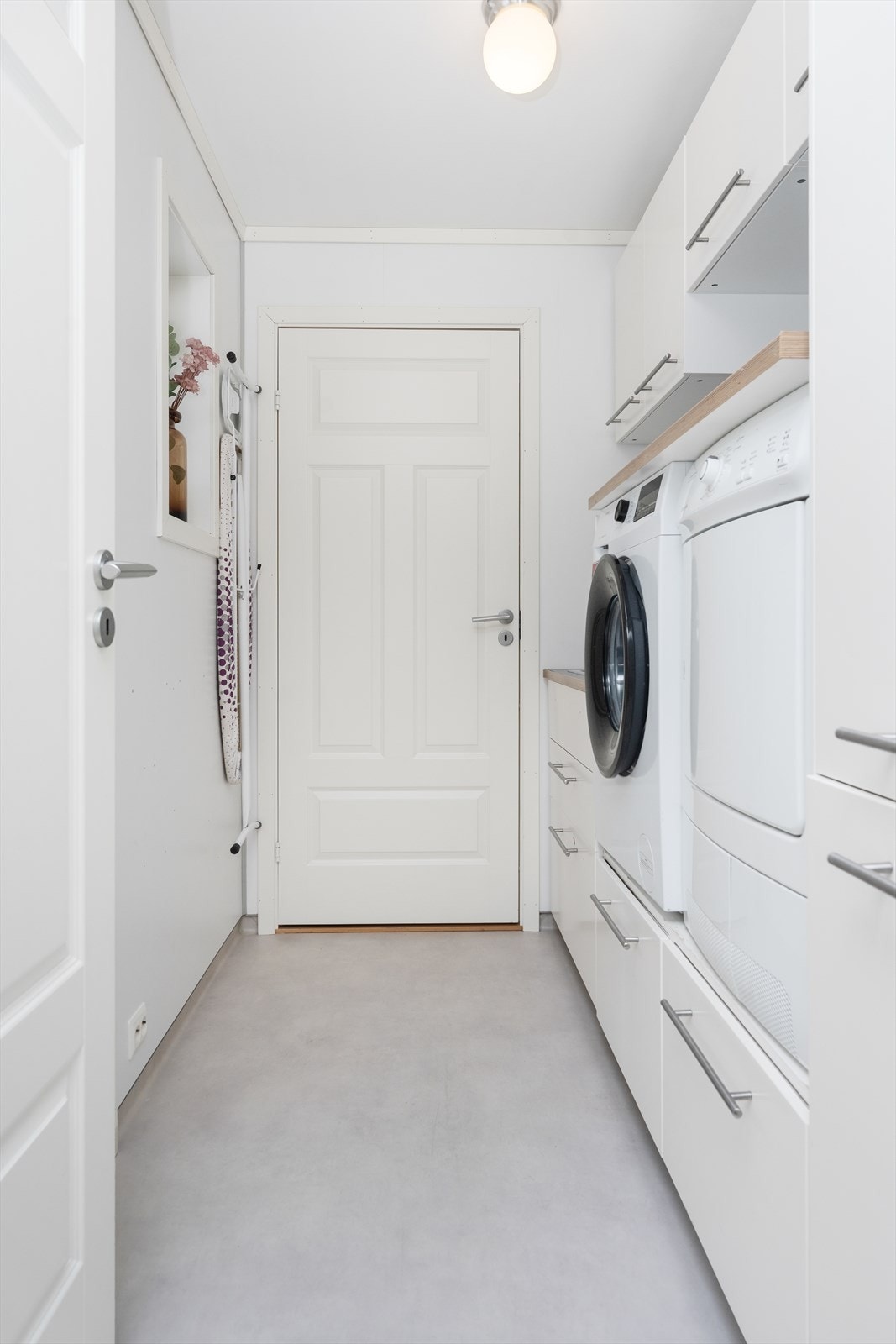 Praktisk vaskerom med god oppbevaringsplass Galleribilde