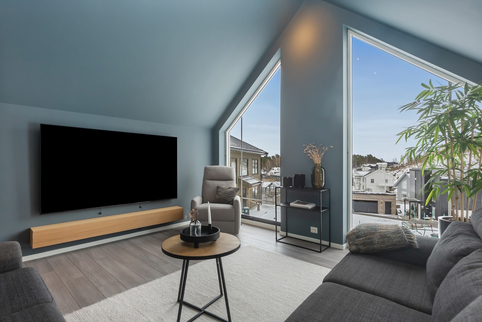 Stuen i andre etasjen har en god takhøyde som gir en luftig og romlig atmosfære Galleribilde