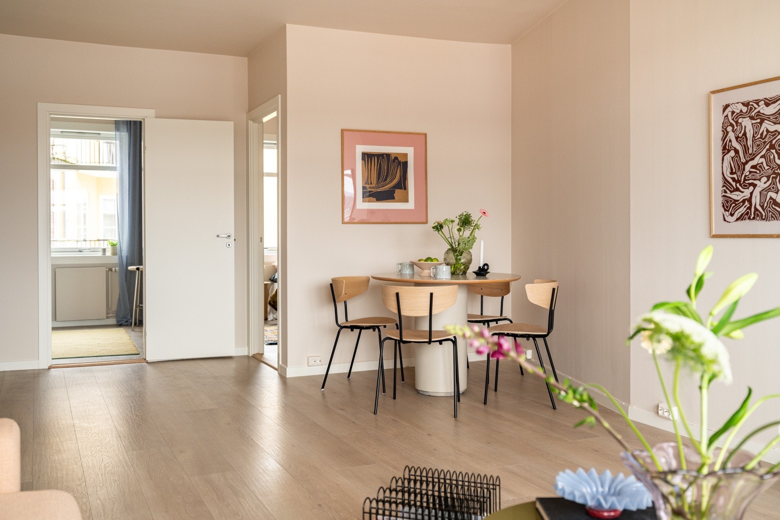 God og moderne standard med pen enstavs laminat på gulv og glatte overflater malt i en lys og delikat farge. Galleribilde