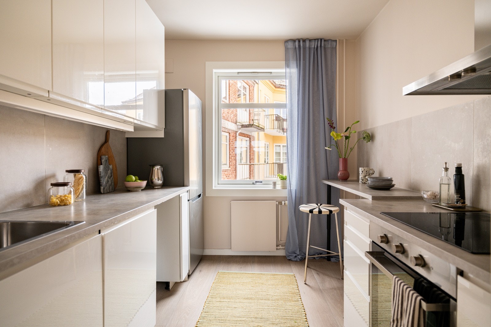 Moderne standard med lys enstavs laminat på gulv og glatte overflater malt i en innbydende farge. Galleribilde