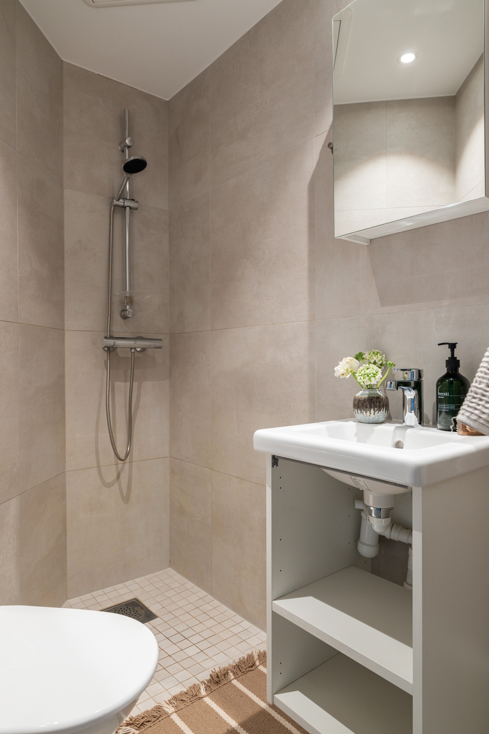 Leiligheten har et moderne baderom som ble pusset opp i 2021. Galleribilde