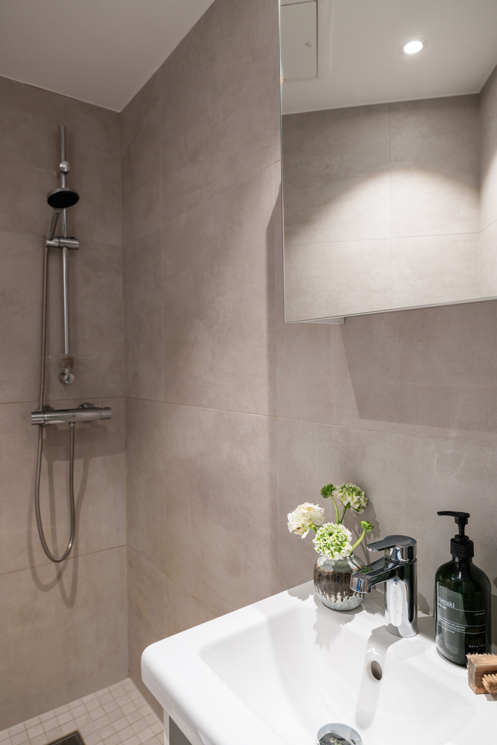 Baderommet er utstyrt med servantskap, speilskap, vegghengt dusj og gulvstående toalett. Som beboer har du tilgang til fellesvaskeri. Galleribilde