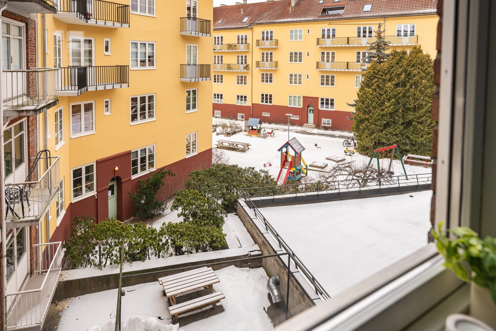 Både kjøkkenet og soverommet vender mot rolig bakgård uten biltrafikk. Galleribilde