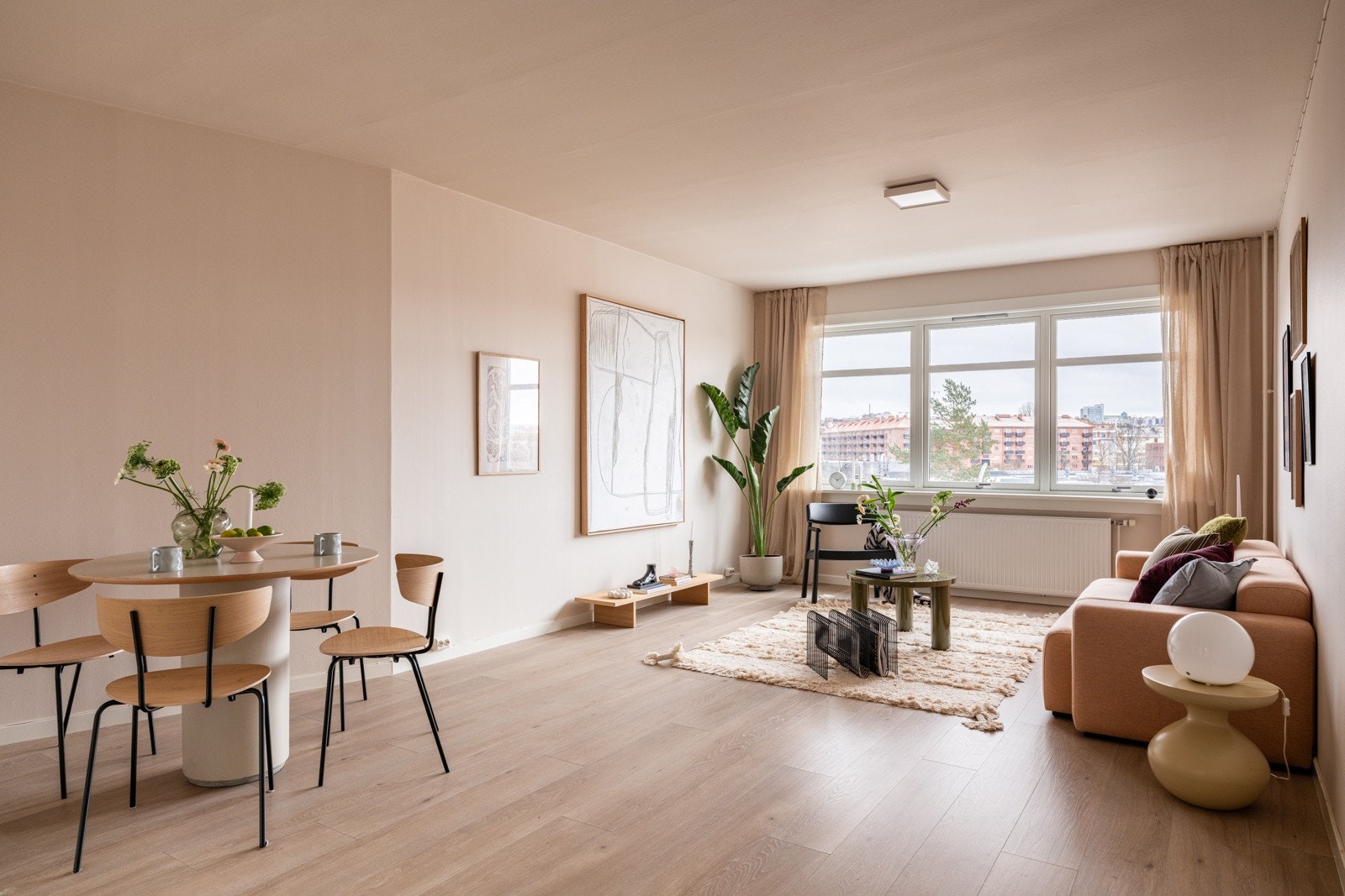 Leiligheten ligger i byggets 3. etasje, og har en gjennomgående planløsning med romslig stue, separat kjøkken, soverom og baderom. Galleribilde