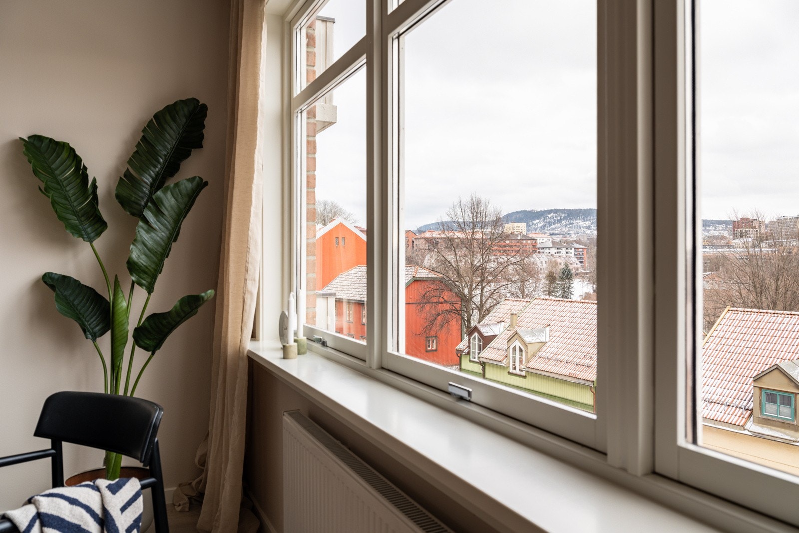 Leiligheten holdes god og lun på vinterstid med vannbåren varme med radiatorer (elektrokjel) til radiatorer. Galleribilde