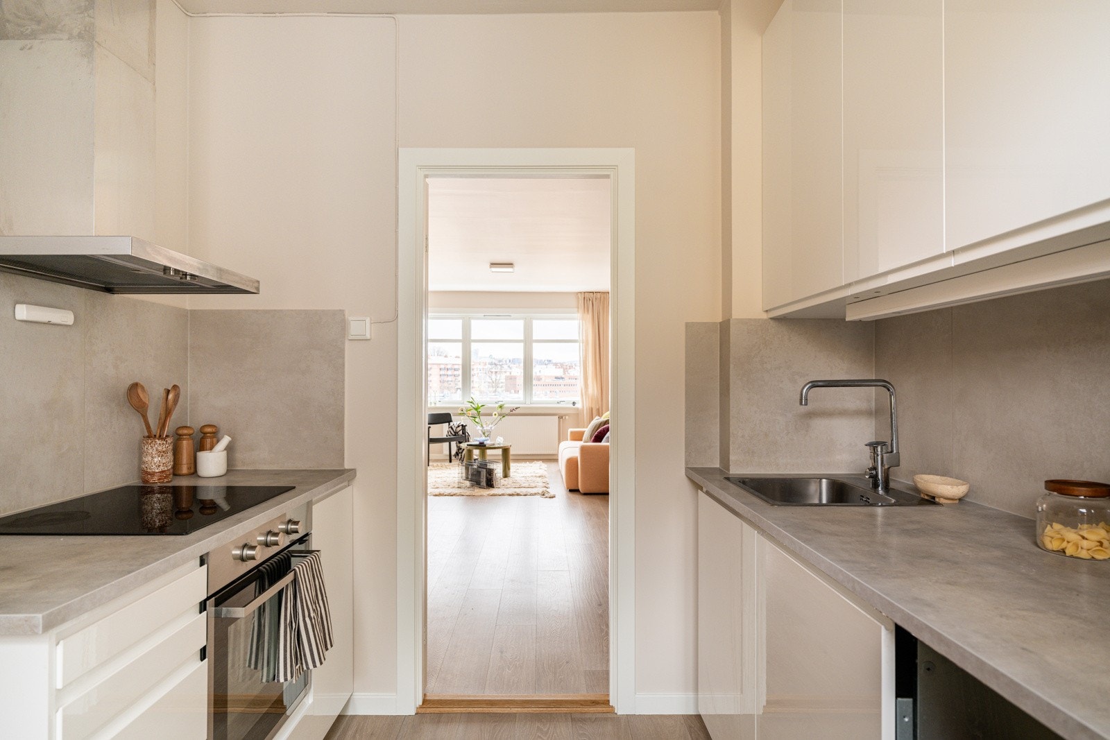 Kjøkkenet ligger i et eget rom i naturlig tilknytning til stuen. Det er plass og opplegg til vaskemaskin her. Galleribilde