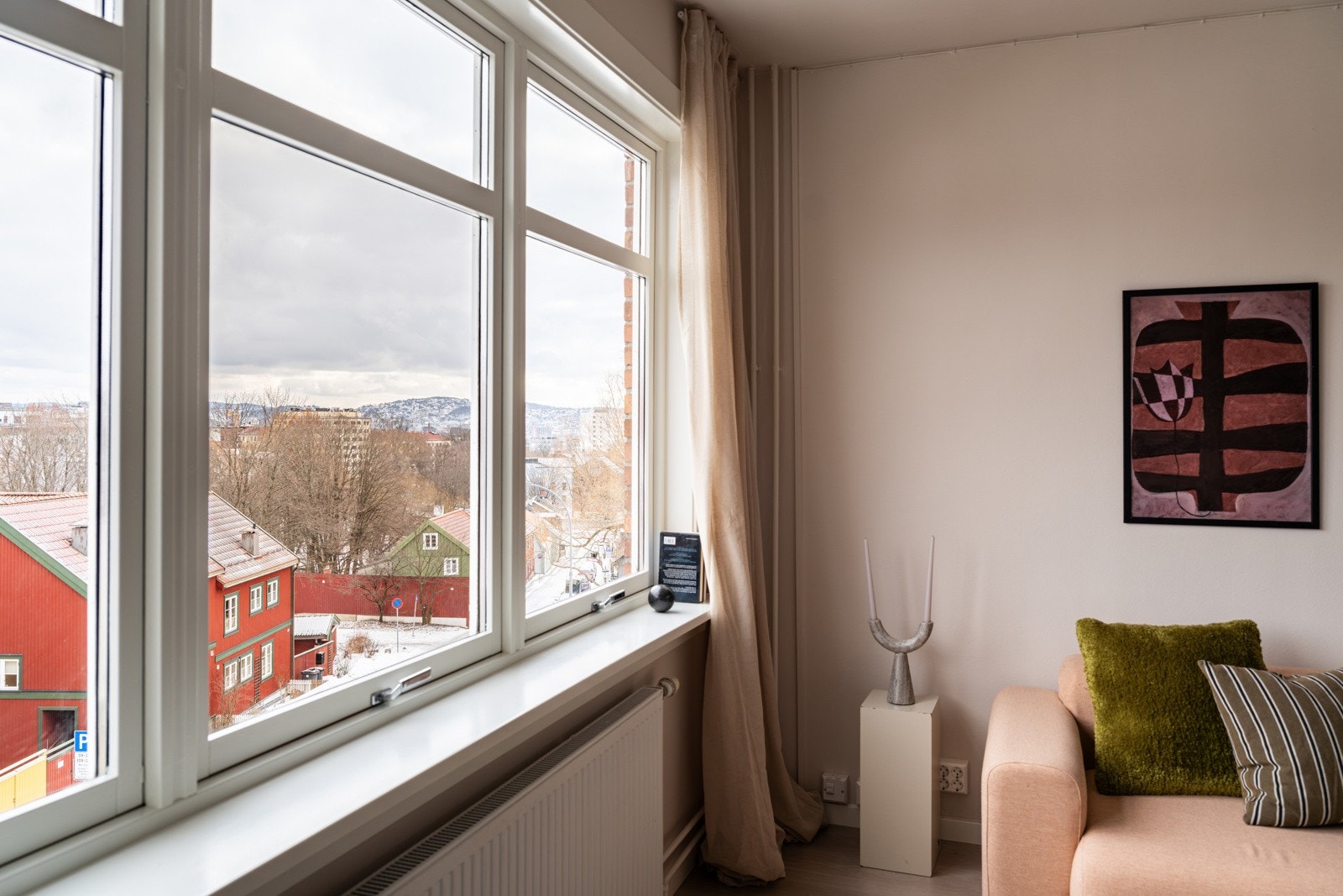 Vinduene i leiligheten har også fine brede vinduskarmer for planter og dekor. Galleribilde