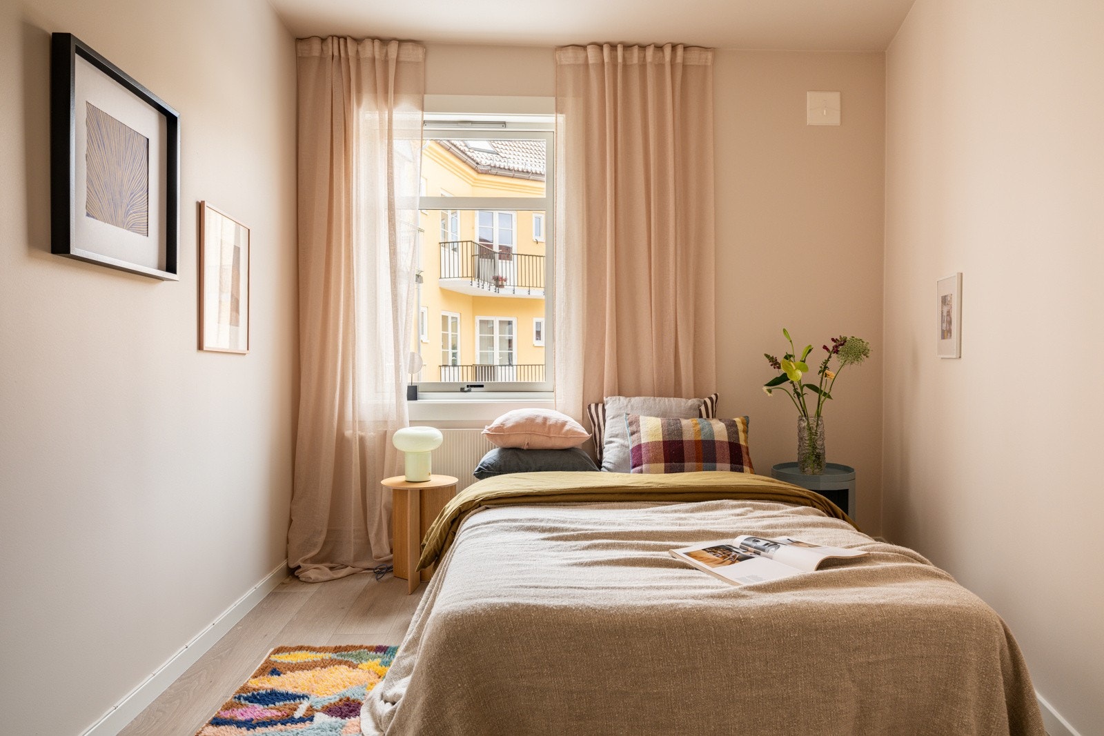 Soverommet har god standard med pen enstavs laminat på gulv og glatte overflater malt i en innbydende farge. Galleribilde