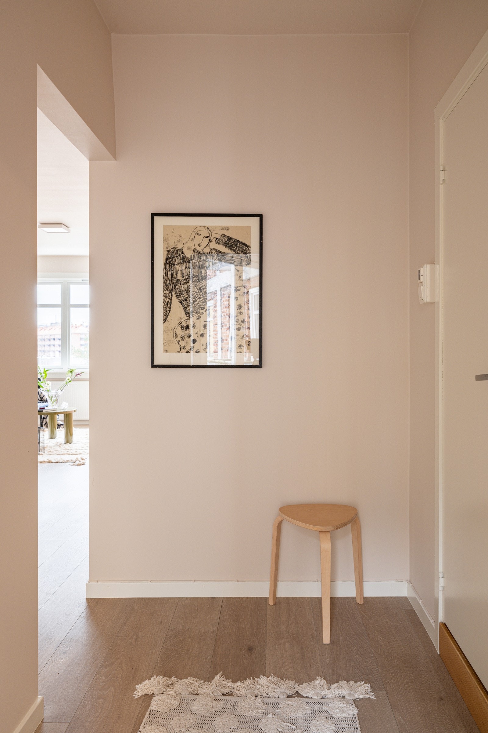 Når du entrer leiligheten, kommer du inn i en lys og innbydende entré med plass til sko og oppheng av yttertøy. Montert porttelefon på vegg ved inngangsdøren. Galleribilde