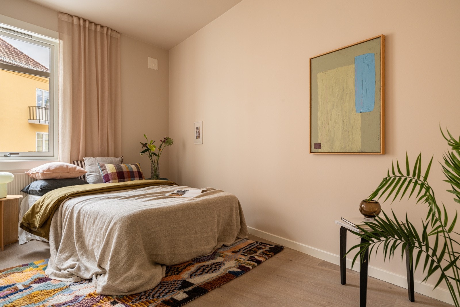 Leiligheten har et lyst og fint soverom som vender mot rolig bakgård uten biltrafikk. Galleribilde