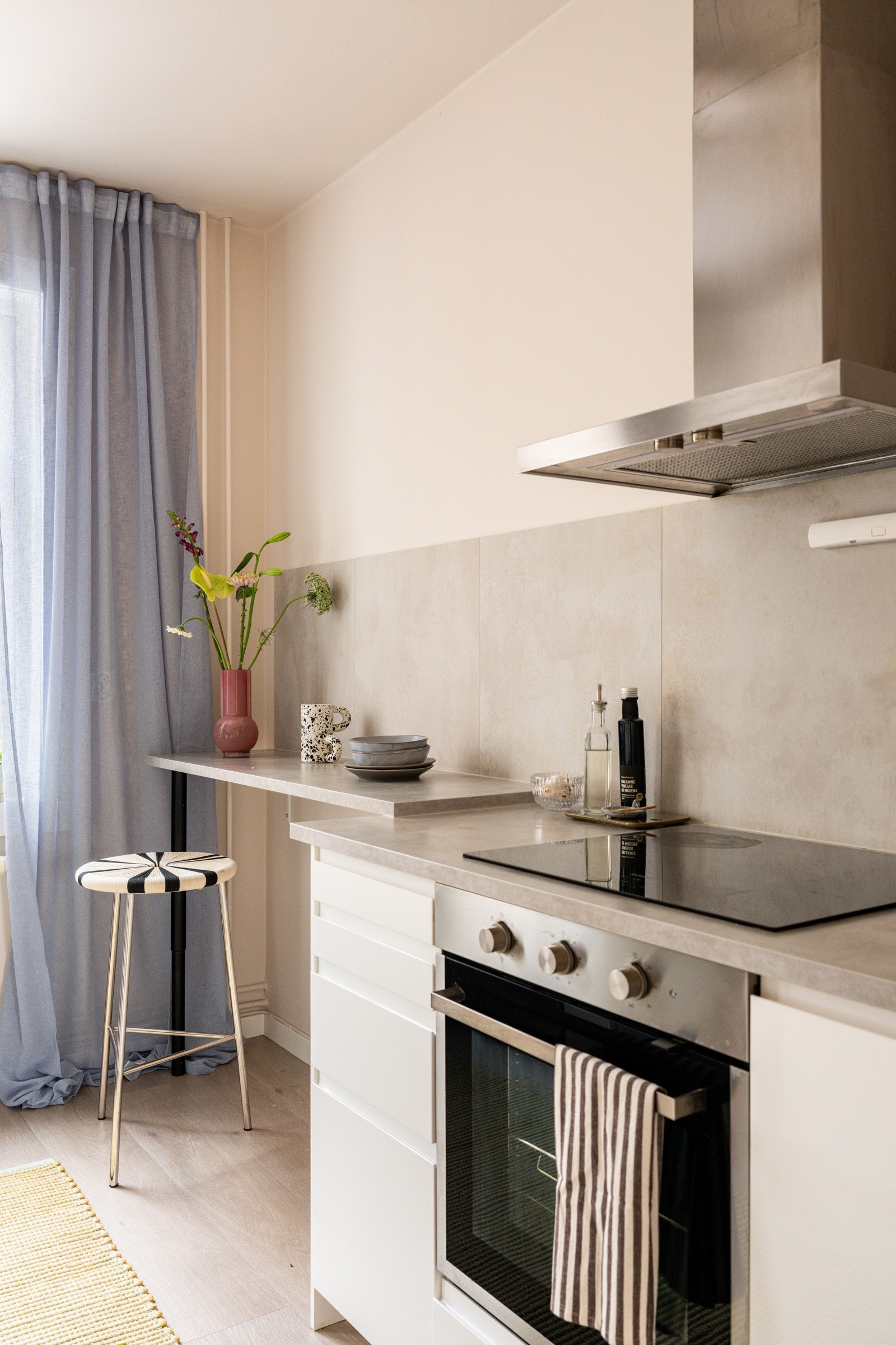 Ved vinduet er det etablert en barløsning som gir ekstra benkeplass og en hyggelig sitteplass. Galleribilde